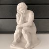 Sculpture moderne design femme pensive