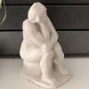 Sculpture moderne design femme pensive