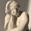 Sculpture moderne design femme pensive