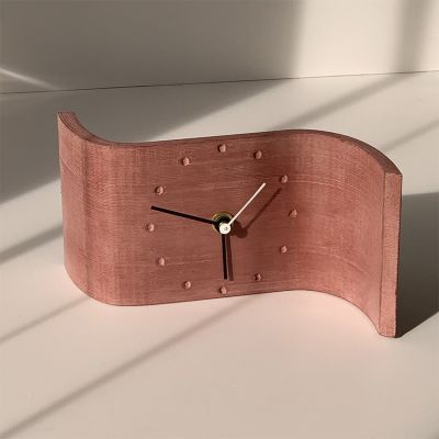 reloj de sobremesa moderno y de diseño curve