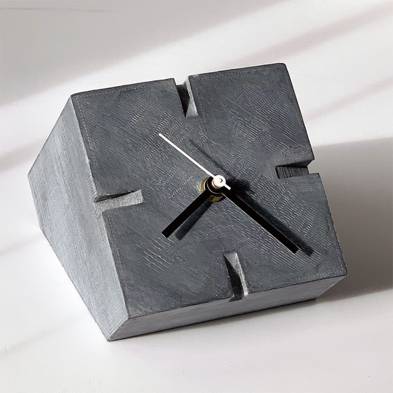 horloge de table moderne pour le salon- Cubic