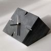 rellotge de sobretaula modern pel menjador- Cubic