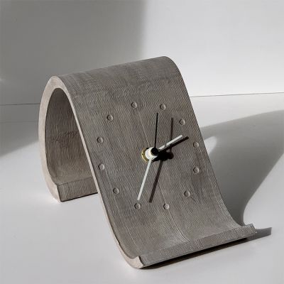 horloge de table design chaise