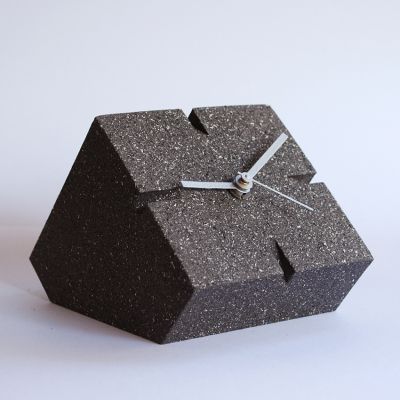 reloj de sobremesa cubic-text